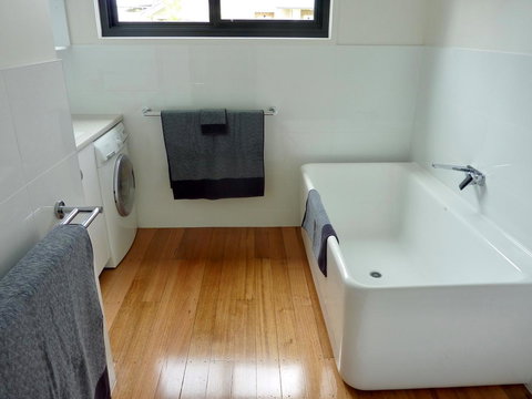 Omaroo House - Panoramic Water Views - Kawana Tourism 29