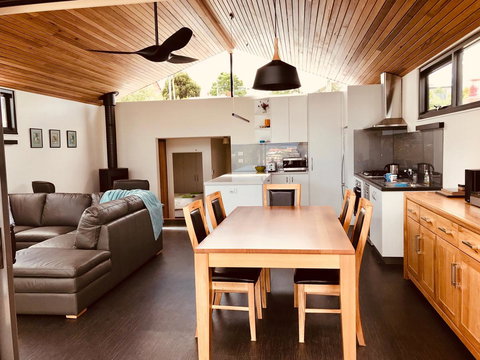 Omaroo House - Panoramic Water Views - Kawana Tourism 5