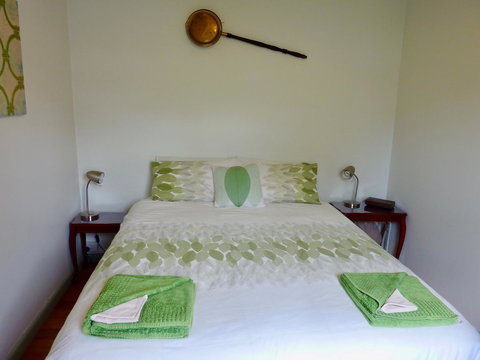 Omaroo House - Panoramic Water Views - Kawana Tourism 26