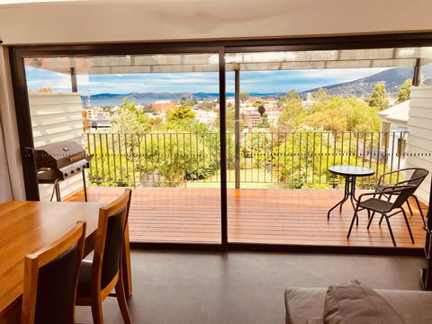 Omaroo House - Panoramic Water Views - Kawana Tourism 7