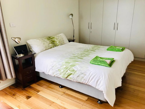 Omaroo House - Panoramic Water Views - Kawana Tourism 24