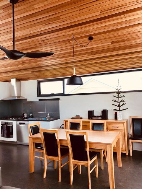 Omaroo House - Panoramic Water Views - Kawana Tourism 19