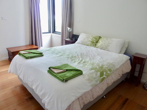 Omaroo House - Panoramic Water Views - Kawana Tourism 23