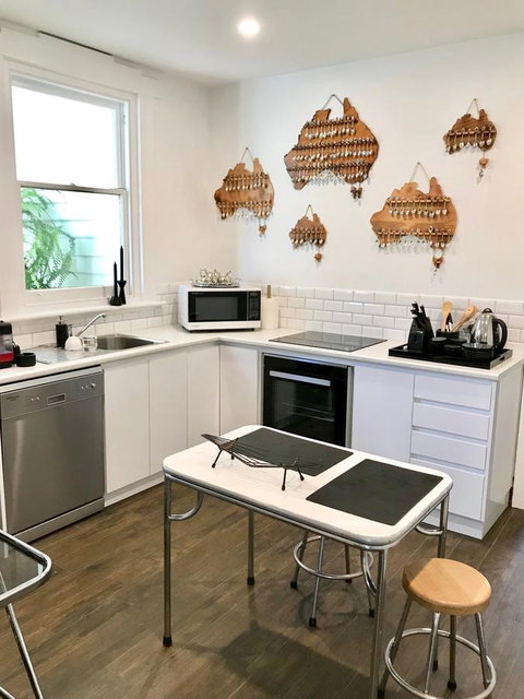 Devine Stays - Rupert #1 NOHO Art Apartment - Kawana Tourism 8