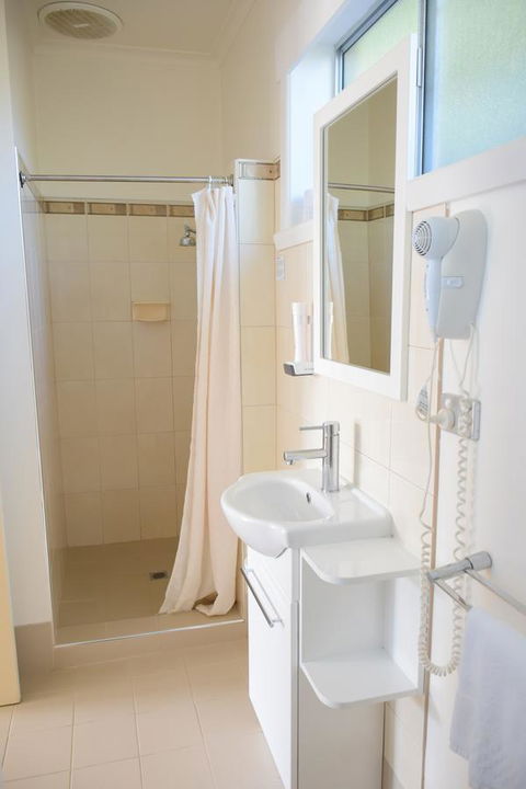 Beachway Motel - Kawana Tourism 16