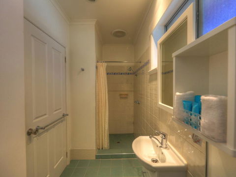 Beachway Motel - Kawana Tourism 38