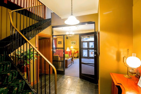 The Tasmanian Inn - Kawana Tourism 34