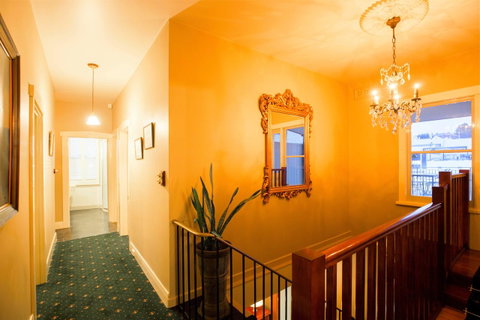 The Tasmanian Inn - Kawana Tourism 43