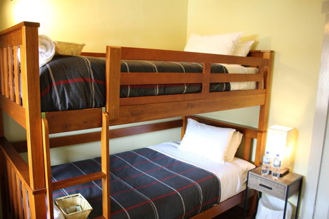 The Tasmanian Inn - Kawana Tourism 24