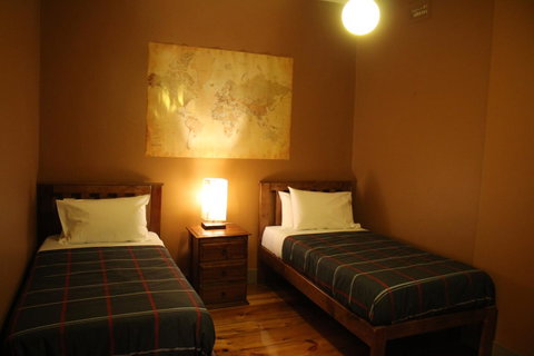 The Tasmanian Inn - Kawana Tourism 10