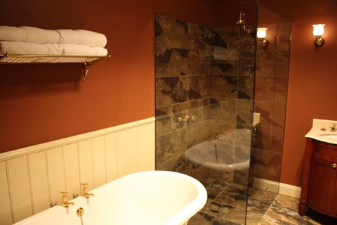 The Tasmanian Inn - Kawana Tourism 12