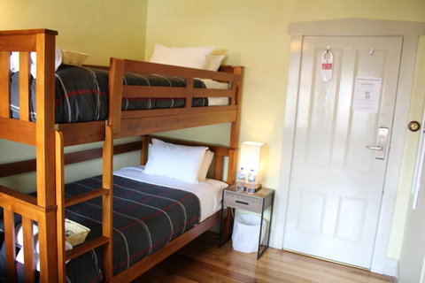The Tasmanian Inn - Kawana Tourism 23