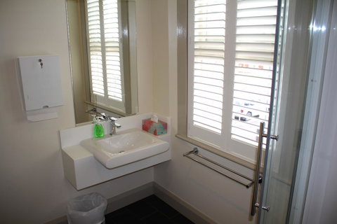 The Tasmanian Inn - Kawana Tourism 32