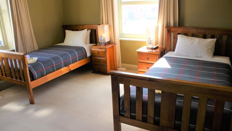 The Tasmanian Inn - Kawana Tourism 15