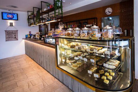 Shoreline Hotel - Kawana Tourism 5