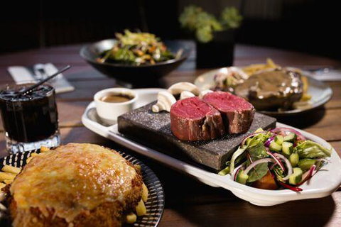 Shoreline Hotel - Kawana Tourism 17
