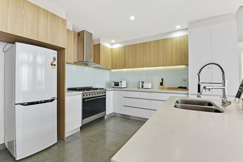 Lookout Point Guest House - Kawana Tourism 15