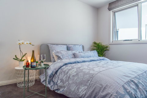 Lookout Point Guest House - Kawana Tourism 1