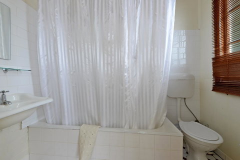 Edinburgh Gallery Bed & Breakfast - Kawana Tourism 36