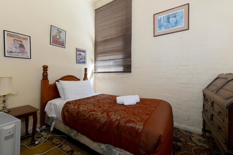 Edinburgh Gallery Bed & Breakfast - Kawana Tourism 28