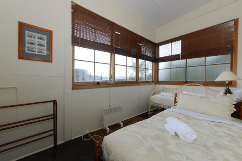 Edinburgh Gallery Bed & Breakfast - Kawana Tourism 35