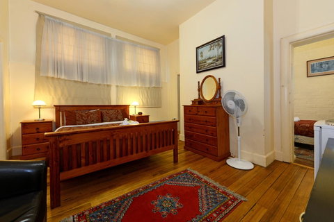 Edinburgh Gallery Bed & Breakfast - Kawana Tourism 14