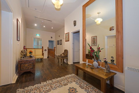 Edinburgh Gallery Bed & Breakfast - Kawana Tourism 4