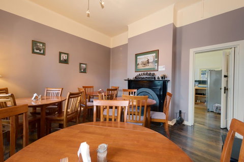 Edinburgh Gallery Bed & Breakfast - Kawana Tourism 6