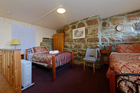 Edinburgh Gallery Bed & Breakfast - Kawana Tourism 10