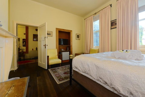 Edinburgh Gallery Bed & Breakfast - Kawana Tourism 23