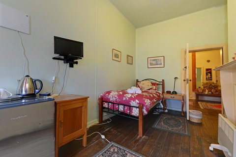 Edinburgh Gallery Bed & Breakfast - Kawana Tourism 27