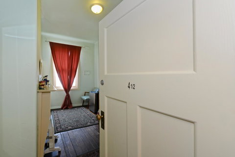 Edinburgh Gallery Bed & Breakfast - Kawana Tourism 26