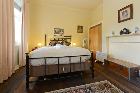 Edinburgh Gallery Bed & Breakfast - Kawana Tourism 24