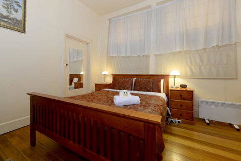 Edinburgh Gallery Bed & Breakfast - Kawana Tourism 11