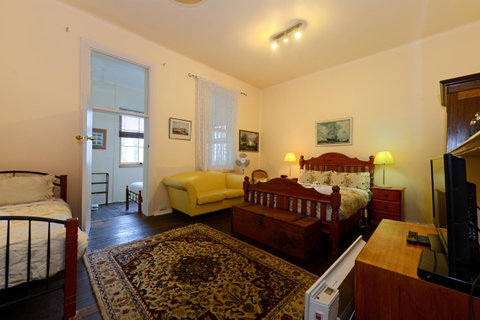 Edinburgh Gallery Bed & Breakfast - Kawana Tourism 38