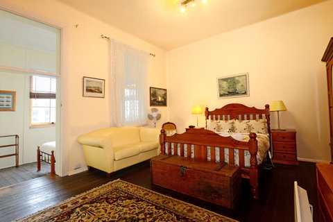 Edinburgh Gallery Bed & Breakfast - Kawana Tourism 34