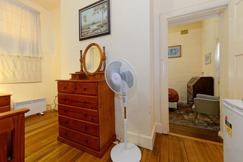 Edinburgh Gallery Bed & Breakfast - Kawana Tourism 16