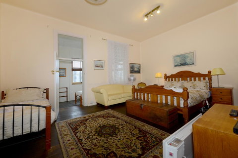 Edinburgh Gallery Bed & Breakfast - Kawana Tourism 32