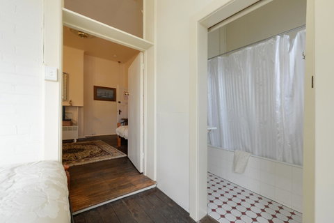 Edinburgh Gallery Bed & Breakfast - Kawana Tourism 33