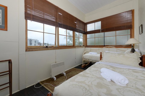 Edinburgh Gallery Bed & Breakfast - Kawana Tourism 37