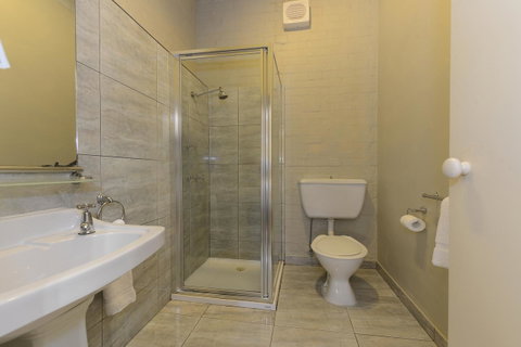 Edinburgh Gallery Bed & Breakfast - Kawana Tourism 15