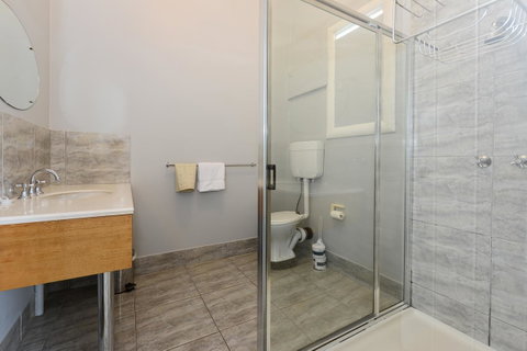 Edinburgh Gallery Bed & Breakfast - Kawana Tourism 12
