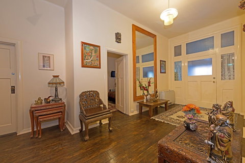 Edinburgh Gallery Bed & Breakfast - Kawana Tourism 2