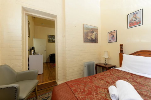 Edinburgh Gallery Bed & Breakfast - Kawana Tourism 13