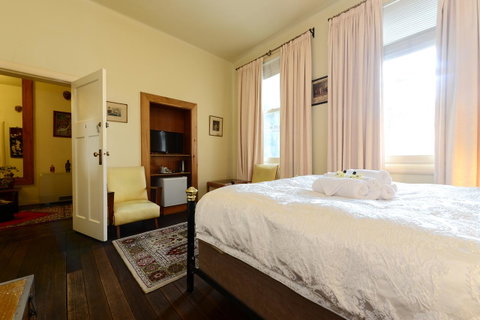 Edinburgh Gallery Bed & Breakfast - Kawana Tourism 21