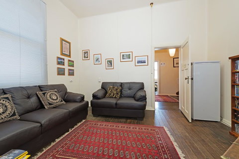 Edinburgh Gallery Bed & Breakfast - Kawana Tourism 3