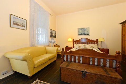 Edinburgh Gallery Bed & Breakfast - Kawana Tourism 31