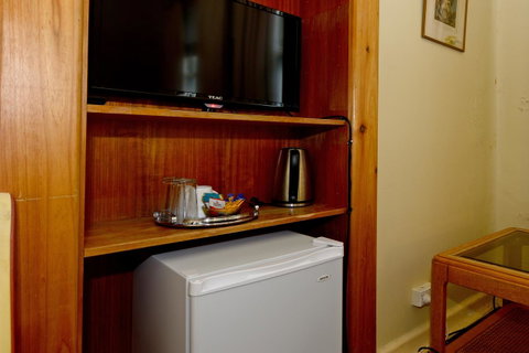 Edinburgh Gallery Bed & Breakfast - Kawana Tourism 22