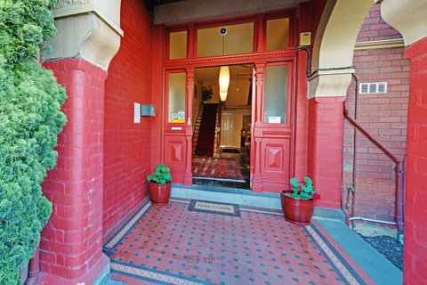 Edinburgh Gallery Bed & Breakfast - Kawana Tourism 1