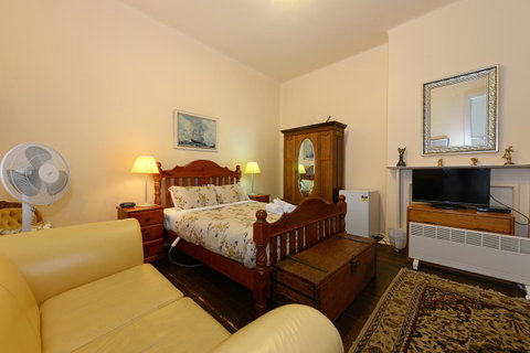 Edinburgh Gallery Bed & Breakfast - Kawana Tourism 41